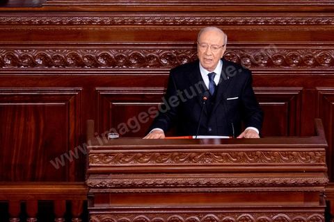31 décembre 2014 : Béji Caïd Essebsi, vainqueur de l’élection présidentielle du 21 décembre, a prêté serment, mercredi 31 décembre 2014, devant les députés de l’Assemblée des représentants du peuple (ARP), des ministres et des personnalités nationales et des ambassadeurs de l’étranger, devenant ainsi le premier président de la deuxième République tunisienne.M. Caïd Essebsi a rendu hommage durant son discours aux martyrs de la Tunisie à l’instar de Farhat Hached, Hedi Chaker, Mohamed Bouazizi, Lotfi Nagdh, Chokri Belaid et Mohamed Brahmi.  Il a indiqué qu’il sera le président de tous les Tunisiens sans exception en appelant à l’unité nationale et a promis de respecter la constitution et à assurer la transparence.