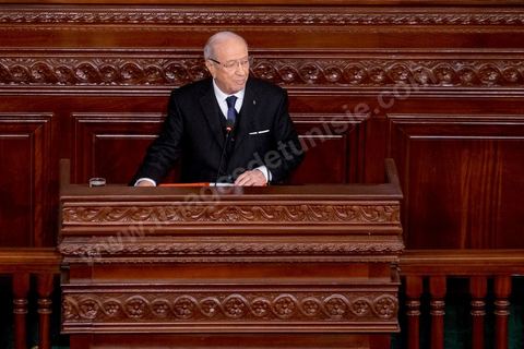 31 décembre 2014 : Béji Caïd Essebsi, vainqueur de l’élection présidentielle du 21 décembre, a prêté serment, mercredi 31 décembre 2014, devant les députés de l’Assemblée des représentants du peuple (ARP), des ministres et des personnalités nationales et des ambassadeurs de l’étranger, devenant ainsi le premier président de la deuxième République tunisienne.M. Caïd Essebsi a rendu hommage durant son discours aux martyrs de la Tunisie à l’instar de Farhat Hached, Hedi Chaker, Mohamed Bouazizi, Lotfi Nagdh, Chokri Belaid et Mohamed Brahmi.  Il a indiqué qu’il sera le président de tous les Tunisiens sans exception en appelant à l’unité nationale et a promis de respecter la constitution et à assurer la transparence.