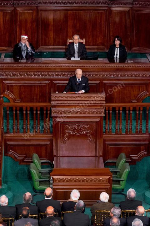31 décembre 2014 : Béji Caïd Essebsi, vainqueur de l’élection présidentielle du 21 décembre, a prêté serment, mercredi 31 décembre 2014, devant les députés de l’Assemblée des représentants du peuple (ARP), des ministres et des personnalités nationales et des ambassadeurs de l’étranger, devenant ainsi le premier président de la deuxième République tunisienne.M. Caïd Essebsi a rendu hommage durant son discours aux martyrs de la Tunisie à l’instar de Farhat Hached, Hedi Chaker, Mohamed Bouazizi, Lotfi Nagdh, Chokri Belaid et Mohamed Brahmi.  Il a indiqué qu’il sera le président de tous les Tunisiens sans exception en appelant à l’unité nationale et a promis de respecter la constitution et à assurer la transparence.
