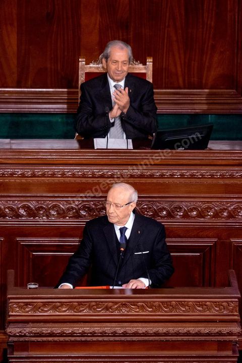 31 décembre 2014 : Béji Caïd Essebsi, vainqueur de l’élection présidentielle du 21 décembre, a prêté serment, mercredi 31 décembre 2014, devant les députés de l’Assemblée des représentants du peuple (ARP), des ministres et des personnalités nationales et des ambassadeurs de l’étranger, devenant ainsi le premier président de la deuxième République tunisienne.M. Caïd Essebsi a rendu hommage durant son discours aux martyrs de la Tunisie à l’instar de Farhat Hached, Hedi Chaker, Mohamed Bouazizi, Lotfi Nagdh, Chokri Belaid et Mohamed Brahmi.  Il a indiqué qu’il sera le président de tous les Tunisiens sans exception en appelant à l’unité nationale et a promis de respecter la constitution et à assurer la transparence.