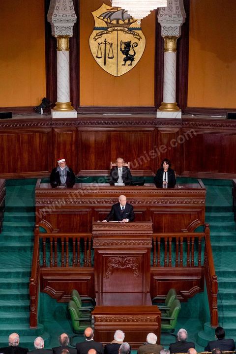 31 décembre 2014 : Béji Caïd Essebsi, vainqueur de l’élection présidentielle du 21 décembre, a prêté serment, mercredi 31 décembre 2014, devant les députés de l’Assemblée des représentants du peuple (ARP), des ministres et des personnalités nationales et des ambassadeurs de l’étranger, devenant ainsi le premier président de la deuxième République tunisienne.M. Caïd Essebsi a rendu hommage durant son discours aux martyrs de la Tunisie à l’instar de Farhat Hached, Hedi Chaker, Mohamed Bouazizi, Lotfi Nagdh, Chokri Belaid et Mohamed Brahmi.  Il a indiqué qu’il sera le président de tous les Tunisiens sans exception en appelant à l’unité nationale et a promis de respecter la constitution et à assurer la transparence.