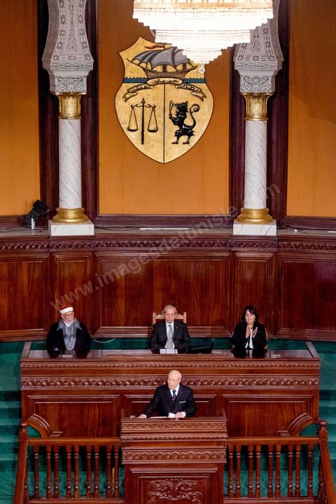 31 décembre 2014 : Béji Caïd Essebsi, vainqueur de l’élection présidentielle du 21 décembre, a prêté serment, mercredi 31 décembre 2014, devant les députés de l’Assemblée des représentants du peuple (ARP), des ministres et des personnalités nationales et des ambassadeurs de l’étranger, devenant ainsi le premier président de la deuxième République tunisienne.M. Caïd Essebsi a rendu hommage durant son discours aux martyrs de la Tunisie à l’instar de Farhat Hached, Hedi Chaker, Mohamed Bouazizi, Lotfi Nagdh, Chokri Belaid et Mohamed Brahmi.  Il a indiqué qu’il sera le président de tous les Tunisiens sans exception en appelant à l’unité nationale et a promis de respecter la constitution et à assurer la transparence.