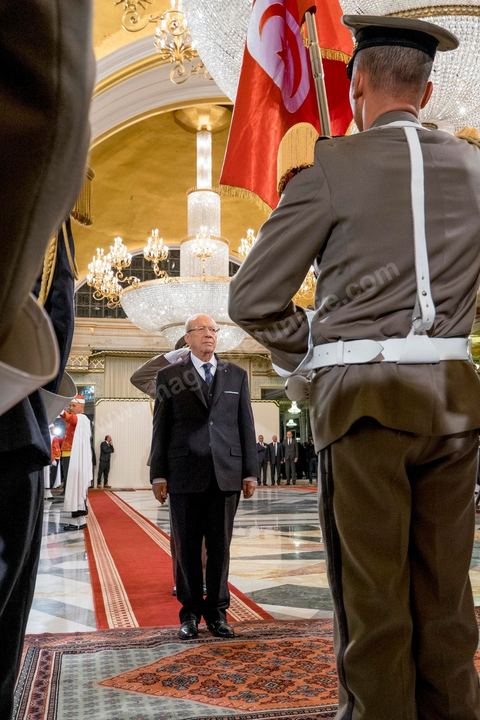 31 décembre 2014 : C'est aujourd'hui que Béji Caïd Essebsi devient officiellement le 1er président de la IIe République tunisienne, lors de la passation de pouvoirs avec le président sortant Moncef Marzouki. Une cérémonie qui marque la fin de trois années de la troïka au pouvoir et scelle l'alternance pacifique au sommet de l'Etat. Le président sortant a ainsi accueilli Béji Caïd Essebsi au Palais de Carthage et l’a quitté, marquant la transition entre les deux chefs d’Etat.