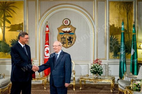 5 janvier 2015 : le Président de la République Béji Caïd Essebsi reçoit, au palais de Carthage, Habib Essid qu'il vient de nommer Premier Ministre qui est chargé de former le nouveau gouvernement. Nidaa Tounes a donc choisi Habib Essid, un « non-partisan », en dehors du parti, âgé de 66 ans, de Sousse,  qui a servi sous le régime de Ben Ali et a été nommé ministre de l’Intérieur par l’ex-président de la République intérimaire, Foued Mebazaa, en mars 2011, puis conseiller sécuritaire en janvier 2012 sous le gouvernement Jebali, d’Ennahdha. 