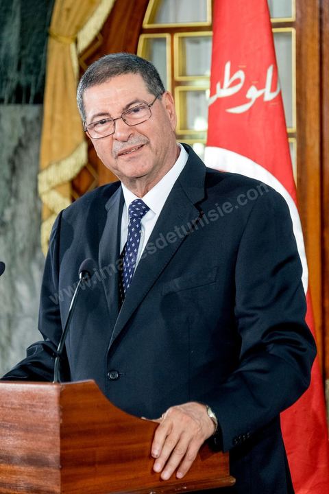 5 janvier 2015 : le Président de la République Béji Caïd Essebsi reçoit, au palais de Carthage, Habib Essid qu'il vient de nommer Premier Ministre qui est chargé de former le nouveau gouvernement. Nidaa Tounes a donc choisi Habib Essid, un « non-partisan », en dehors du parti, âgé de 66 ans, de Sousse,  qui a servi sous le régime de Ben Ali et a été nommé ministre de l’Intérieur par l’ex-président de la République intérimaire, Foued Mebazaa, en mars 2011, puis conseiller sécuritaire en janvier 2012 sous le gouvernement Jebali, d’Ennahdha. 