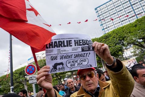 9 janvier 2015 : Hommages et soutiens aux actes terrosristes à Paris et au journal Charlie Hebdo. Environ 300 personnes ont manifesté vendredi à Tunis pour les journalistes tunisiens Sofiène Chourabi et Nadhir Ktari, que la branche libyenne de l'organisation Etat islamique (EI) a affirmé avoir exécutés."Nous sommes tous Sofiène, nous sommes tous Nadhir", proclamaient des pancartes brandies par les manifestants, en majorité de jeunes journalistes dont beaucoup se refusaient à croire l'annonce en l'absence de confirmation officielle.Dans un communiqué publié jeudi sur des forums jihadistes, la branche libyenne de l'EI affirme avoir "appliqué la loi d'Allah" à leur encontre. La photo censée montrer l'exécution de l'un d'eux n'est pas nette: on peut y deviner un tir partant en direction d'une personne non identifiée qui semble être agenouillée."L'information n'a toujours pas été confirmée. Nous demandons aux autorités tunisiennes de faire leur devoir, au moins en dévoilant la vérité", a lancé le président du Syndicat national des journalistes tunisiens (SNJT), Néji Bghouri.