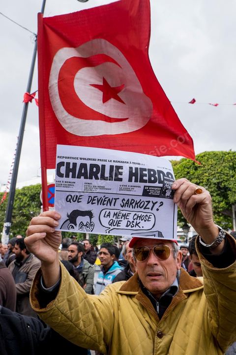 9 janvier 2015 : Hommages et soutiens aux actes terrosristes à Paris et au journal Charlie Hebdo. Environ 300 personnes ont manifesté vendredi à Tunis pour les journalistes tunisiens Sofiène Chourabi et Nadhir Ktari, que la branche libyenne de l'organisation Etat islamique (EI) a affirmé avoir exécutés."Nous sommes tous Sofiène, nous sommes tous Nadhir", proclamaient des pancartes brandies par les manifestants, en majorité de jeunes journalistes dont beaucoup se refusaient à croire l'annonce en l'absence de confirmation officielle.Dans un communiqué publié jeudi sur des forums jihadistes, la branche libyenne de l'EI affirme avoir "appliqué la loi d'Allah" à leur encontre. La photo censée montrer l'exécution de l'un d'eux n'est pas nette: on peut y deviner un tir partant en direction d'une personne non identifiée qui semble être agenouillée."L'information n'a toujours pas été confirmée. Nous demandons aux autorités tunisiennes de faire leur devoir, au moins en dévoilant la vérité", a lancé le président du Syndicat national des journalistes tunisiens (SNJT), Néji Bghouri.