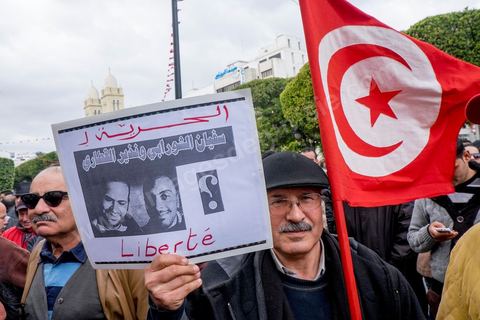 9 janvier 2015 : Hommages et soutiens aux actes terrosristes à Paris et au journal Charlie Hebdo. Environ 300 personnes ont manifesté vendredi à Tunis pour les journalistes tunisiens Sofiène Chourabi et Nadhir Ktari, que la branche libyenne de l'organisation Etat islamique (EI) a affirmé avoir exécutés."Nous sommes tous Sofiène, nous sommes tous Nadhir", proclamaient des pancartes brandies par les manifestants, en majorité de jeunes journalistes dont beaucoup se refusaient à croire l'annonce en l'absence de confirmation officielle.Dans un communiqué publié jeudi sur des forums jihadistes, la branche libyenne de l'EI affirme avoir "appliqué la loi d'Allah" à leur encontre. La photo censée montrer l'exécution de l'un d'eux n'est pas nette: on peut y deviner un tir partant en direction d'une personne non identifiée qui semble être agenouillée."L'information n'a toujours pas été confirmée. Nous demandons aux autorités tunisiennes de faire leur devoir, au moins en dévoilant la vérité", a lancé le président du Syndicat national des journalistes tunisiens (SNJT), Néji Bghouri.