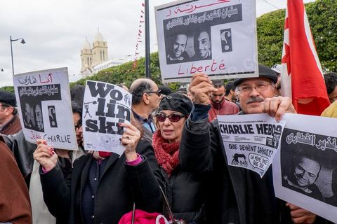 9 janvier 2015 : Hommages et soutiens aux actes terrosristes à Paris et au journal Charlie Hebdo. Environ 300 personnes ont manifesté vendredi à Tunis pour les journalistes tunisiens Sofiène Chourabi et Nadhir Ktari, que la branche libyenne de l'organisation Etat islamique (EI) a affirmé avoir exécutés."Nous sommes tous Sofiène, nous sommes tous Nadhir", proclamaient des pancartes brandies par les manifestants, en majorité de jeunes journalistes dont beaucoup se refusaient à croire l'annonce en l'absence de confirmation officielle.Dans un communiqué publié jeudi sur des forums jihadistes, la branche libyenne de l'EI affirme avoir "appliqué la loi d'Allah" à leur encontre. La photo censée montrer l'exécution de l'un d'eux n'est pas nette: on peut y deviner un tir partant en direction d'une personne non identifiée qui semble être agenouillée."L'information n'a toujours pas été confirmée. Nous demandons aux autorités tunisiennes de faire leur devoir, au moins en dévoilant la vérité", a lancé le président du Syndicat national des journalistes tunisiens (SNJT), Néji Bghouri.