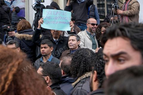 9 janvier 2015 : Hommages et soutiens aux actes terrosristes à Paris et au journal Charlie Hebdo. Environ 300 personnes ont manifesté vendredi à Tunis pour les journalistes tunisiens Sofiène Chourabi et Nadhir Ktari, que la branche libyenne de l'organisation Etat islamique (EI) a affirmé avoir exécutés."Nous sommes tous Sofiène, nous sommes tous Nadhir", proclamaient des pancartes brandies par les manifestants, en majorité de jeunes journalistes dont beaucoup se refusaient à croire l'annonce en l'absence de confirmation officielle.Dans un communiqué publié jeudi sur des forums jihadistes, la branche libyenne de l'EI affirme avoir "appliqué la loi d'Allah" à leur encontre. La photo censée montrer l'exécution de l'un d'eux n'est pas nette: on peut y deviner un tir partant en direction d'une personne non identifiée qui semble être agenouillée."L'information n'a toujours pas été confirmée. Nous demandons aux autorités tunisiennes de faire leur devoir, au moins en dévoilant la vérité", a lancé le président du Syndicat national des journalistes tunisiens (SNJT), Néji Bghouri.
