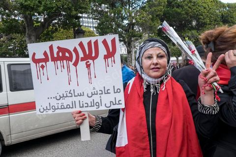 9 janvier 2015 : Environ 300 personnes ont manifesté vendredi à Tunis pour les journalistes tunisiens Sofiène Chourabi et Nadhir Ktari, que la branche libyenne de l'organisation Etat islamique (EI) a affirmé avoir exécutés."Nous sommes tous Sofiène, nous sommes tous Nadhir", proclamaient des pancartes brandies par les manifestants, en majorité de jeunes journalistes dont beaucoup se refusaient à croire l'annonce en l'absence de confirmation officielle.Dans un communiqué publié jeudi sur des forums jihadistes, la branche libyenne de l'EI affirme avoir "appliqué la loi d'Allah" à leur encontre. La photo censée montrer l'exécution de l'un d'eux n'est pas nette: on peut y deviner un tir partant en direction d'une personne non identifiée qui semble être agenouillée."L'information n'a toujours pas été confirmée. Nous demandons aux autorités tunisiennes de faire leur devoir, au moins en dévoilant la vérité", a lancé le président du Syndicat national des journalistes tunisiens (SNJT), Néji Bghouri.