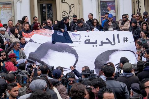 9 janvier 2015 : Environ 300 personnes ont manifesté vendredi à Tunis pour les journalistes tunisiens Sofiène Chourabi et Nadhir Ktari, que la branche libyenne de l'organisation Etat islamique (EI) a affirmé avoir exécutés."Nous sommes tous Sofiène, nous sommes tous Nadhir", proclamaient des pancartes brandies par les manifestants, en majorité de jeunes journalistes dont beaucoup se refusaient à croire l'annonce en l'absence de confirmation officielle.Dans un communiqué publié jeudi sur des forums jihadistes, la branche libyenne de l'EI affirme avoir "appliqué la loi d'Allah" à leur encontre. La photo censée montrer l'exécution de l'un d'eux n'est pas nette: on peut y deviner un tir partant en direction d'une personne non identifiée qui semble être agenouillée."L'information n'a toujours pas été confirmée. Nous demandons aux autorités tunisiennes de faire leur devoir, au moins en dévoilant la vérité", a lancé le président du Syndicat national des journalistes tunisiens (SNJT), Néji Bghouri.
