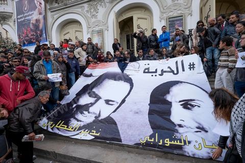 9 janvier 2015 : Environ 300 personnes ont manifesté vendredi à Tunis pour les journalistes tunisiens Sofiène Chourabi et Nadhir Ktari, que la branche libyenne de l'organisation Etat islamique (EI) a affirmé avoir exécutés."Nous sommes tous Sofiène, nous sommes tous Nadhir", proclamaient des pancartes brandies par les manifestants, en majorité de jeunes journalistes dont beaucoup se refusaient à croire l'annonce en l'absence de confirmation officielle.Dans un communiqué publié jeudi sur des forums jihadistes, la branche libyenne de l'EI affirme avoir "appliqué la loi d'Allah" à leur encontre. La photo censée montrer l'exécution de l'un d'eux n'est pas nette: on peut y deviner un tir partant en direction d'une personne non identifiée qui semble être agenouillée."L'information n'a toujours pas été confirmée. Nous demandons aux autorités tunisiennes de faire leur devoir, au moins en dévoilant la vérité", a lancé le président du Syndicat national des journalistes tunisiens (SNJT), Néji Bghouri.