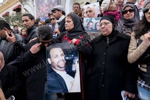 9 janvier 2015 : Les familles de Sofiène Chourabi et Nadhir Ktari. Environ 300 personnes ont manifesté vendredi à Tunis pour les journalistes tunisiens Sofiène Chourabi et Nadhir Ktari, que la branche libyenne de l'organisation Etat islamique (EI) a affirmé avoir exécutés."Nous sommes tous Sofiène, nous sommes tous Nadhir", proclamaient des pancartes brandies par les manifestants, en majorité de jeunes journalistes dont beaucoup se refusaient à croire l'annonce en l'absence de confirmation officielle.Dans un communiqué publié jeudi sur des forums jihadistes, la branche libyenne de l'EI affirme avoir "appliqué la loi d'Allah" à leur encontre. La photo censée montrer l'exécution de l'un d'eux n'est pas nette: on peut y deviner un tir partant en direction d'une personne non identifiée qui semble être agenouillée."L'information n'a toujours pas été confirmée. Nous demandons aux autorités tunisiennes de faire leur devoir, au moins en dévoilant la vérité", a lancé le président du Syndicat national des journalistes tunisiens (SNJT), Néji Bghouri.