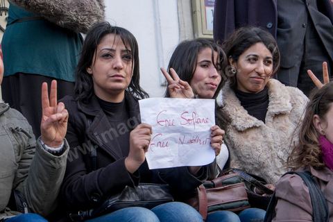 9 janvier 2015 : Environ 300 personnes ont manifesté vendredi à Tunis pour les journalistes tunisiens Sofiène Chourabi et Nadhir Ktari, que la branche libyenne de l'organisation Etat islamique (EI) a affirmé avoir exécutés."Nous sommes tous Sofiène, nous sommes tous Nadhir", proclamaient des pancartes brandies par les manifestants, en majorité de jeunes journalistes dont beaucoup se refusaient à croire l'annonce en l'absence de confirmation officielle.Dans un communiqué publié jeudi sur des forums jihadistes, la branche libyenne de l'EI affirme avoir "appliqué la loi d'Allah" à leur encontre. La photo censée montrer l'exécution de l'un d'eux n'est pas nette: on peut y deviner un tir partant en direction d'une personne non identifiée qui semble être agenouillée."L'information n'a toujours pas été confirmée. Nous demandons aux autorités tunisiennes de faire leur devoir, au moins en dévoilant la vérité", a lancé le président du Syndicat national des journalistes tunisiens (SNJT), Néji Bghouri.
