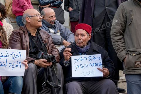 9 janvier 2015 : Environ 300 personnes ont manifesté vendredi à Tunis pour les journalistes tunisiens Sofiène Chourabi et Nadhir Ktari, que la branche libyenne de l'organisation Etat islamique (EI) a affirmé avoir exécutés."Nous sommes tous Sofiène, nous sommes tous Nadhir", proclamaient des pancartes brandies par les manifestants, en majorité de jeunes journalistes dont beaucoup se refusaient à croire l'annonce en l'absence de confirmation officielle.Dans un communiqué publié jeudi sur des forums jihadistes, la branche libyenne de l'EI affirme avoir "appliqué la loi d'Allah" à leur encontre. La photo censée montrer l'exécution de l'un d'eux n'est pas nette: on peut y deviner un tir partant en direction d'une personne non identifiée qui semble être agenouillée."L'information n'a toujours pas été confirmée. Nous demandons aux autorités tunisiennes de faire leur devoir, au moins en dévoilant la vérité", a lancé le président du Syndicat national des journalistes tunisiens (SNJT), Néji Bghouri.