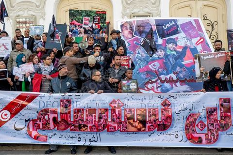 14 janvier 2015 : Devant le théâtre municipal, les familles des martyrs et blessés de 2011 portaient un message : « Nous n’abdiquerons pas » et brandissaient plusieurs slogans : « Gloire aux martyrs ». Les Tunisiens célèbrent sur l'avenue Habib Bourguiba à Tunis le 4ème anniversaire de la révolution tunisienne qui a mené à la chute du président déchu Zine el Abdidine Ben Ali, le vendredi 14 janvier 2011 et son exil vers l’Arabie Saoudite. Entre les nombreux tunisiens venus marcher en famille sous un doux soleil, des regroupements très variés se répartissés l'avenue, famille de martyrs, partisans d'Hizbt Tahrir, d'Ennahdha ou d'El Watan, jeunesse islamiste des LPR, soutien à Sofiane et Nadhir, ...