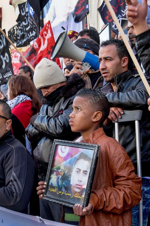 14 janvier 2015 : Devant le théâtre municipal, les familles des martyrs et blessés de 2011 portaient un message : « Nous n’abdiquerons pas » et brandissaient plusieurs slogans : « Gloire aux martyrs ». Les Tunisiens célèbrent sur l'avenue Habib Bourguiba à Tunis le 4ème anniversaire de la révolution tunisienne qui a mené à la chute du président déchu Zine el Abdidine Ben Ali, le vendredi 14 janvier 2011 et son exil vers l’Arabie Saoudite. Entre les nombreux tunisiens venus marcher en famille sous un doux soleil, des regroupements très variés se répartissés l'avenue, famille de martyrs, partisans d'Hizbt Tahrir, d'Ennahdha ou d'El Watan, jeunesse islamiste des LPR, soutien à Sofiane et Nadhir, ...