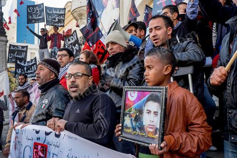14 janvier 2015 : Devant le théâtre municipal, les familles des martyrs et blessés de 2011 portaient un message : « Nous n’abdiquerons pas » et brandissaient plusieurs slogans : « Gloire aux martyrs ». Les Tunisiens célèbrent sur l'avenue Habib Bourguiba à Tunis le 4ème anniversaire de la révolution tunisienne qui a mené à la chute du président déchu Zine el Abdidine Ben Ali, le vendredi 14 janvier 2011 et son exil vers l’Arabie Saoudite. Entre les nombreux tunisiens venus marcher en famille sous un doux soleil, des regroupements très variés se répartissés l'avenue, famille de martyrs, partisans d'Hizbt Tahrir, d'Ennahdha ou d'El Watan, jeunesse islamiste des LPR, soutien à Sofiane et Nadhir, ...
