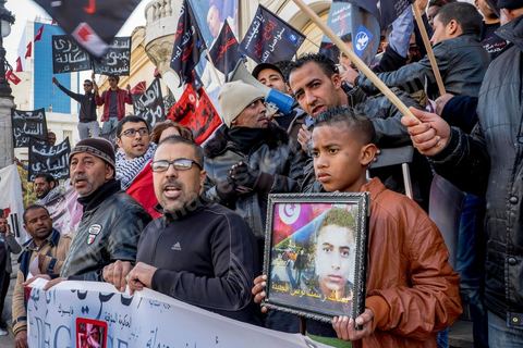 14 janvier 2015 : Devant le théâtre municipal, les familles des martyrs et blessés de 2011 portaient un message : « Nous n’abdiquerons pas » et brandissaient plusieurs slogans : « Gloire aux martyrs ». Les Tunisiens célèbrent sur l'avenue Habib Bourguiba à Tunis le 4ème anniversaire de la révolution tunisienne qui a mené à la chute du président déchu Zine el Abdidine Ben Ali, le vendredi 14 janvier 2011 et son exil vers l’Arabie Saoudite. Entre les nombreux tunisiens venus marcher en famille sous un doux soleil, des regroupements très variés se répartissés l'avenue, famille de martyrs, partisans d'Hizbt Tahrir, d'Ennahdha ou d'El Watan, jeunesse islamiste des LPR, soutien à Sofiane et Nadhir, ...