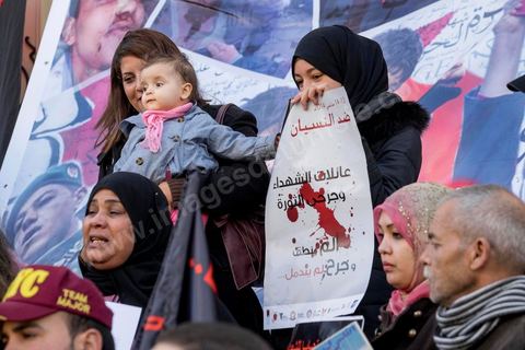 14 janvier 2015 : Devant le théâtre municipal, les familles des martyrs et blessés de 2011 portaient un message : « Nous n’abdiquerons pas » et brandissaient plusieurs slogans : « Gloire aux martyrs ». Les Tunisiens célèbrent sur l'avenue Habib Bourguiba à Tunis le 4ème anniversaire de la révolution tunisienne qui a mené à la chute du président déchu Zine el Abdidine Ben Ali, le vendredi 14 janvier 2011 et son exil vers l’Arabie Saoudite. Entre les nombreux tunisiens venus marcher en famille sous un doux soleil, des regroupements très variés se répartissés l'avenue, famille de martyrs, partisans d'Hizbt Tahrir, d'Ennahdha ou d'El Watan, jeunesse islamiste des LPR, soutien à Sofiane et Nadhir, ...