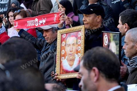 14 janvier 2015 : Devant le théâtre municipal, les familles des martyrs et blessés de 2011 portaient un message : « Nous n’abdiquerons pas » et brandissaient plusieurs slogans : « Gloire aux martyrs ». Les Tunisiens célèbrent sur l'avenue Habib Bourguiba à Tunis le 4ème anniversaire de la révolution tunisienne qui a mené à la chute du président déchu Zine el Abdidine Ben Ali, le vendredi 14 janvier 2011 et son exil vers l’Arabie Saoudite. Entre les nombreux tunisiens venus marcher en famille sous un doux soleil, des regroupements très variés se répartissés l'avenue, famille de martyrs, partisans d'Hizbt Tahrir, d'Ennahdha ou d'El Watan, jeunesse islamiste des LPR, soutien à Sofiane et Nadhir, ...