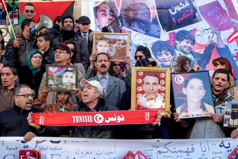 14 janvier 2015 : Devant le théâtre municipal, les familles des martyrs et blessés de 2011 portaient un message : « Nous n’abdiquerons pas » et brandissaient plusieurs slogans : « Gloire aux martyrs ». Les Tunisiens célèbrent sur l'avenue Habib Bourguiba à Tunis le 4ème anniversaire de la révolution tunisienne qui a mené à la chute du président déchu Zine el Abdidine Ben Ali, le vendredi 14 janvier 2011 et son exil vers l’Arabie Saoudite. Entre les nombreux tunisiens venus marcher en famille sous un doux soleil, des regroupements très variés se répartissés l'avenue, famille de martyrs, partisans d'Hizbt Tahrir, d'Ennahdha ou d'El Watan, jeunesse islamiste des LPR, soutien à Sofiane et Nadhir, ...