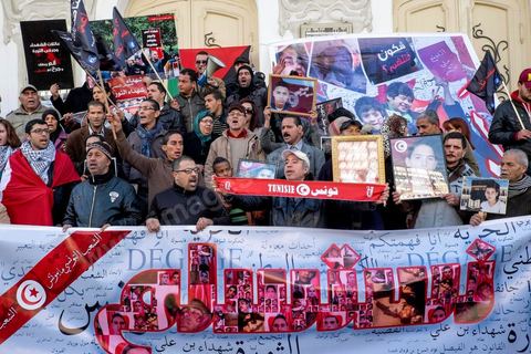 14 janvier 2015 : Devant le théâtre municipal, les familles des martyrs et blessés de 2011 portaient un message : « Nous n’abdiquerons pas » et brandissaient plusieurs slogans : « Gloire aux martyrs ». Les Tunisiens célèbrent sur l'avenue Habib Bourguiba à Tunis le 4ème anniversaire de la révolution tunisienne qui a mené à la chute du président déchu Zine el Abdidine Ben Ali, le vendredi 14 janvier 2011 et son exil vers l’Arabie Saoudite. Entre les nombreux tunisiens venus marcher en famille sous un doux soleil, des regroupements très variés se répartissés l'avenue, famille de martyrs, partisans d'Hizbt Tahrir, d'Ennahdha ou d'El Watan, jeunesse islamiste des LPR, soutien à Sofiane et Nadhir, ...