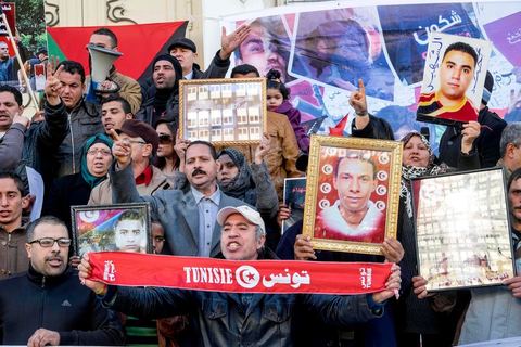 14 janvier 2015 : Devant le théâtre municipal, les familles des martyrs et blessés de 2011 portaient un message : « Nous n’abdiquerons pas » et brandissaient plusieurs slogans : « Gloire aux martyrs ». Les Tunisiens célèbrent sur l'avenue Habib Bourguiba à Tunis le 4ème anniversaire de la révolution tunisienne qui a mené à la chute du président déchu Zine el Abdidine Ben Ali, le vendredi 14 janvier 2011 et son exil vers l’Arabie Saoudite. Entre les nombreux tunisiens venus marcher en famille sous un doux soleil, des regroupements très variés se répartissés l'avenue, famille de martyrs, partisans d'Hizbt Tahrir, d'Ennahdha ou d'El Watan, jeunesse islamiste des LPR, soutien à Sofiane et Nadhir, ...