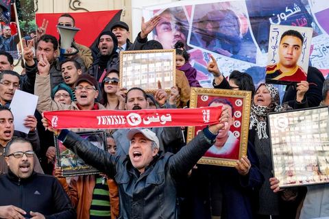 14 janvier 2015 : Devant le théâtre municipal, les familles des martyrs et blessés de 2011 portaient un message : « Nous n’abdiquerons pas » et brandissaient plusieurs slogans : « Gloire aux martyrs ». Les Tunisiens célèbrent sur l'avenue Habib Bourguiba à Tunis le 4ème anniversaire de la révolution tunisienne qui a mené à la chute du président déchu Zine el Abdidine Ben Ali, le vendredi 14 janvier 2011 et son exil vers l’Arabie Saoudite. Entre les nombreux tunisiens venus marcher en famille sous un doux soleil, des regroupements très variés se répartissés l'avenue, famille de martyrs, partisans d'Hizbt Tahrir, d'Ennahdha ou d'El Watan, jeunesse islamiste des LPR, soutien à Sofiane et Nadhir, ...