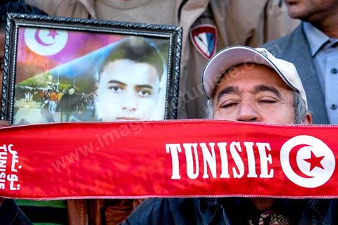 14 janvier 2015 : Devant le théâtre municipal, les familles des martyrs et blessés de 2011 portaient un message : « Nous n’abdiquerons pas » et brandissaient plusieurs slogans : « Gloire aux martyrs ». Les Tunisiens célèbrent sur l'avenue Habib Bourguiba à Tunis le 4ème anniversaire de la révolution tunisienne qui a mené à la chute du président déchu Zine el Abdidine Ben Ali, le vendredi 14 janvier 2011 et son exil vers l’Arabie Saoudite. Entre les nombreux tunisiens venus marcher en famille sous un doux soleil, des regroupements très variés se répartissés l'avenue, famille de martyrs, partisans d'Hizbt Tahrir, d'Ennahdha ou d'El Watan, jeunesse islamiste des LPR, soutien à Sofiane et Nadhir, ...
