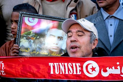 14 janvier 2015 : Devant le théâtre municipal, les familles des martyrs et blessés de 2011 portaient un message : « Nous n’abdiquerons pas » et brandissaient plusieurs slogans : « Gloire aux martyrs ». Les Tunisiens célèbrent sur l'avenue Habib Bourguiba à Tunis le 4ème anniversaire de la révolution tunisienne qui a mené à la chute du président déchu Zine el Abdidine Ben Ali, le vendredi 14 janvier 2011 et son exil vers l’Arabie Saoudite. Entre les nombreux tunisiens venus marcher en famille sous un doux soleil, des regroupements très variés se répartissés l'avenue, famille de martyrs, partisans d'Hizbt Tahrir, d'Ennahdha ou d'El Watan, jeunesse islamiste des LPR, soutien à Sofiane et Nadhir, ...