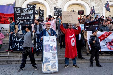 14 janvier 2015 : Devant le théâtre municipal, les familles des martyrs et blessés de 2011 portaient un message : « Nous n’abdiquerons pas » et brandissaient plusieurs slogans : « Gloire aux martyrs ». Les Tunisiens célèbrent sur l'avenue Habib Bourguiba à Tunis le 4ème anniversaire de la révolution tunisienne qui a mené à la chute du président déchu Zine el Abdidine Ben Ali, le vendredi 14 janvier 2011 et son exil vers l’Arabie Saoudite. Entre les nombreux tunisiens venus marcher en famille sous un doux soleil, des regroupements très variés se répartissés l'avenue, famille de martyrs, partisans d'Hizbt Tahrir, d'Ennahdha ou d'El Watan, jeunesse islamiste des LPR, soutien à Sofiane et Nadhir, ...