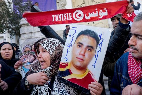 14 janvier 2015 : Devant le théâtre municipal, les familles des martyrs et blessés de 2011 portaient un message : « Nous n’abdiquerons pas » et brandissaient plusieurs slogans : « Gloire aux martyrs ». Les Tunisiens célèbrent sur l'avenue Habib Bourguiba à Tunis le 4ème anniversaire de la révolution tunisienne qui a mené à la chute du président déchu Zine el Abdidine Ben Ali, le vendredi 14 janvier 2011 et son exil vers l’Arabie Saoudite. Entre les nombreux tunisiens venus marcher en famille sous un doux soleil, des regroupements très variés se répartissés l'avenue, famille de martyrs, partisans d'Hizbt Tahrir, d'Ennahdha ou d'El Watan, jeunesse islamiste des LPR, soutien à Sofiane et Nadhir, ...
