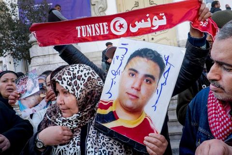 14 janvier 2015 : Devant le théâtre municipal, les familles des martyrs et blessés de 2011 portaient un message : « Nous n’abdiquerons pas » et brandissaient plusieurs slogans : « Gloire aux martyrs ». Les Tunisiens célèbrent sur l'avenue Habib Bourguiba à Tunis le 4ème anniversaire de la révolution tunisienne qui a mené à la chute du président déchu Zine el Abdidine Ben Ali, le vendredi 14 janvier 2011 et son exil vers l’Arabie Saoudite. Entre les nombreux tunisiens venus marcher en famille sous un doux soleil, des regroupements très variés se répartissés l'avenue, famille de martyrs, partisans d'Hizbt Tahrir, d'Ennahdha ou d'El Watan, jeunesse islamiste des LPR, soutien à Sofiane et Nadhir, ...
