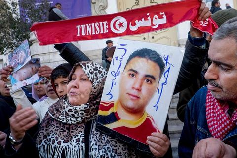 14 janvier 2015 : Devant le théâtre municipal, les familles des martyrs et blessés de 2011 portaient un message : « Nous n’abdiquerons pas » et brandissaient plusieurs slogans : « Gloire aux martyrs ». Les Tunisiens célèbrent sur l'avenue Habib Bourguiba à Tunis le 4ème anniversaire de la révolution tunisienne qui a mené à la chute du président déchu Zine el Abdidine Ben Ali, le vendredi 14 janvier 2011 et son exil vers l’Arabie Saoudite. Entre les nombreux tunisiens venus marcher en famille sous un doux soleil, des regroupements très variés se répartissés l'avenue, famille de martyrs, partisans d'Hizbt Tahrir, d'Ennahdha ou d'El Watan, jeunesse islamiste des LPR, soutien à Sofiane et Nadhir, ...