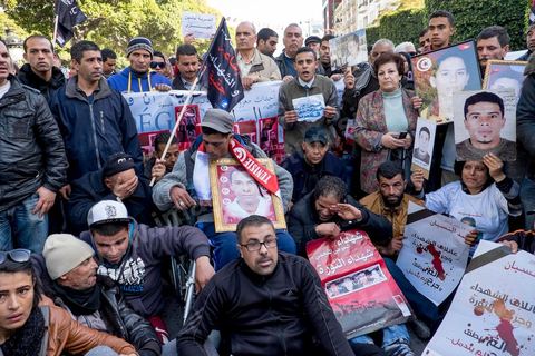 14 janvier 2015 : Devant le théâtre municipal, les familles des martyrs et blessés de 2011 portaient un message : « Nous n’abdiquerons pas » et brandissaient plusieurs slogans : « Gloire aux martyrs ». Les Tunisiens célèbrent sur l'avenue Habib Bourguiba à Tunis le 4ème anniversaire de la révolution tunisienne qui a mené à la chute du président déchu Zine el Abdidine Ben Ali, le vendredi 14 janvier 2011 et son exil vers l’Arabie Saoudite. Entre les nombreux tunisiens venus marcher en famille sous un doux soleil, des regroupements très variés se répartissés l'avenue, famille de martyrs, partisans d'Hizbt Tahrir, d'Ennahdha ou d'El Watan, jeunesse islamiste des LPR, soutien à Sofiane et Nadhir, ...