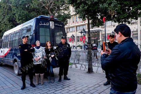 14 janvier 2015 : des tunisiens se font photographier avec des policiers devant le Ministère de l'Intérieur. Les Tunisiens célèbrent sur l'avenue Habib Bourguiba à Tunis le 4ème anniversaire de la révolution tunisienne qui a mené à la chute du président déchu Zine el Abdidine Ben Ali, le vendredi 14 janvier 2011 et son exil vers l’Arabie Saoudite. Entre les nombreux tunisiens venus marcher en famille sous un doux soleil, des regroupements très variés se répartissés l'avenue, famille de martyrs, partisans d'Hizbt Tahrir, d'Ennahdha ou d'El Watan, jeunesse islamiste des LPR, soutien à Sofiane et Nadhir, ...