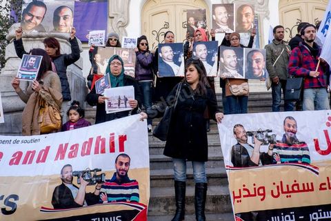14 janvier 2015 : Devant le théâtre municipal les mères de Sofiane et Nadhir, les deux journalistes disparus en Libye, sont venues avec des membres de la famille et amis appeler le gouvernement à agir concrétement sur ce dossier suite aux revendications de leurs exécutions la semaine dernière par des gorupes terroristes libyens. Les Tunisiens célèbrent sur l'avenue Habib Bourguiba à Tunis le 4ème anniversaire de la révolution tunisienne qui a mené à la chute du président déchu Zine el Abdidine Ben Ali, le vendredi 14 janvier 2011 et son exil vers l’Arabie Saoudite. Entre les nombreux tunisiens venus marcher en famille sous un doux soleil, des regroupements très variés se répartissés l'avenue, famille de martyrs, partisans d'Hizbt Tahrir, d'Ennahdha ou d'El Watan, jeunesse islamiste des LPR, soutien à Sofiane et Nadhir, ...