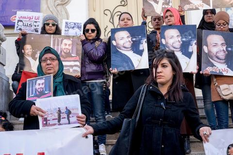 14 janvier 2015 : Devant le théâtre municipal les mères de Sofiane et Nadhir, les deux journalistes disparus en Libye, sont venues avec des membres de la famille et amis appeler le gouvernement à agir concrétement sur ce dossier suite aux revendications de leurs exécutions la semaine dernière par des gorupes terroristes libyens. Les Tunisiens célèbrent sur l'avenue Habib Bourguiba à Tunis le 4ème anniversaire de la révolution tunisienne qui a mené à la chute du président déchu Zine el Abdidine Ben Ali, le vendredi 14 janvier 2011 et son exil vers l’Arabie Saoudite. Entre les nombreux tunisiens venus marcher en famille sous un doux soleil, des regroupements très variés se répartissés l'avenue, famille de martyrs, partisans d'Hizbt Tahrir, d'Ennahdha ou d'El Watan, jeunesse islamiste des LPR, soutien à Sofiane et Nadhir, ...