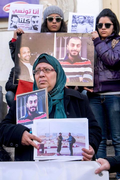 14 janvier 2015 : Devant le théâtre municipal les mères de Sofiane et Nadhir, les deux journalistes disparus en Libye, sont venues avec des membres de la famille et amis appeler le gouvernement à agir concrétement sur ce dossier suite aux revendications de leurs exécutions la semaine dernière par des gorupes terroristes libyens. Les Tunisiens célèbrent sur l'avenue Habib Bourguiba à Tunis le 4ème anniversaire de la révolution tunisienne qui a mené à la chute du président déchu Zine el Abdidine Ben Ali, le vendredi 14 janvier 2011 et son exil vers l’Arabie Saoudite. Entre les nombreux tunisiens venus marcher en famille sous un doux soleil, des regroupements très variés se répartissés l'avenue, famille de martyrs, partisans d'Hizbt Tahrir, d'Ennahdha ou d'El Watan, jeunesse islamiste des LPR, soutien à Sofiane et Nadhir, ...