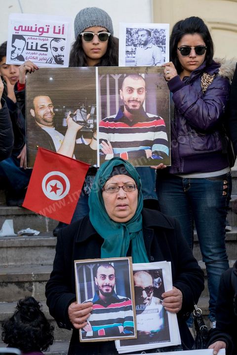 14 janvier 2015 : Devant le théâtre municipal les mères de Sofiane et Nadhir, les deux journalistes disparus en Libye, sont venues avec des membres de la famille et amis appeler le gouvernement à agir concrétement sur ce dossier suite aux revendications de leurs exécutions la semaine dernière par des gorupes terroristes libyens. Les Tunisiens célèbrent sur l'avenue Habib Bourguiba à Tunis le 4ème anniversaire de la révolution tunisienne qui a mené à la chute du président déchu Zine el Abdidine Ben Ali, le vendredi 14 janvier 2011 et son exil vers l’Arabie Saoudite. Entre les nombreux tunisiens venus marcher en famille sous un doux soleil, des regroupements très variés se répartissés l'avenue, famille de martyrs, partisans d'Hizbt Tahrir, d'Ennahdha ou d'El Watan, jeunesse islamiste des LPR, soutien à Sofiane et Nadhir, ...