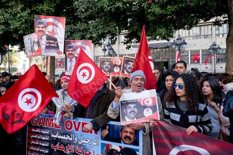 14 janvier 2015 : Devant le Minsitère de l'Intérieur, le parti El Watan est venu célébrer et demander jsutice pour les deux martyrs politiques Belaid et Brahim assassinés en 2013. les Tunisiens célèbrent sur l'avenue Habib Bourguiba à Tunis le 4ème anniversaire de la révolution tunisienne qui a mené à la chute du président déchu Zine el Abdidine Ben Ali, le vendredi 14 janvier 2011 et son exil vers l’Arabie Saoudite. Entre les nombreux tunisiens venus marcher en famille sous un doux soleil, des regroupements très variés se répartissés l'avenue, famille de martyrs, partisans d'Hizbt Tahrir, d'Ennahdha ou d'El Watan, jeunesse islamiste des LPR, soutien à Sofiane et Nadhir, ...