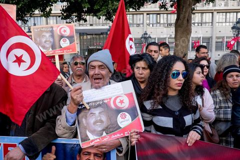 14 janvier 2015 : Devant le Minsitère de l'Intérieur, le parti El Watan est venu célébrer et demander jsutice pour les deux martyrs politiques Belaid et Brahim assassinés en 2013. les Tunisiens célèbrent sur l'avenue Habib Bourguiba à Tunis le 4ème anniversaire de la révolution tunisienne qui a mené à la chute du président déchu Zine el Abdidine Ben Ali, le vendredi 14 janvier 2011 et son exil vers l’Arabie Saoudite. Entre les nombreux tunisiens venus marcher en famille sous un doux soleil, des regroupements très variés se répartissés l'avenue, famille de martyrs, partisans d'Hizbt Tahrir, d'Ennahdha ou d'El Watan, jeunesse islamiste des LPR, soutien à Sofiane et Nadhir, ...