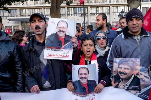 14 janvier 2015 : Devant le Minsitère de l'Intérieur, le parti El Watan est venu célébrer et demander jsutice pour les deux martyrs politiques Belaid et Brahim assassinés en 2013. les Tunisiens célèbrent sur l'avenue Habib Bourguiba à Tunis le 4ème anniversaire de la révolution tunisienne qui a mené à la chute du président déchu Zine el Abdidine Ben Ali, le vendredi 14 janvier 2011 et son exil vers l’Arabie Saoudite. Entre les nombreux tunisiens venus marcher en famille sous un doux soleil, des regroupements très variés se répartissés l'avenue, famille de martyrs, partisans d'Hizbt Tahrir, d'Ennahdha ou d'El Watan, jeunesse islamiste des LPR, soutien à Sofiane et Nadhir, ...