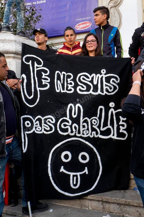 14 janvier 2015 : une petite cinquantaine de jeuens islamistes de la Ligue de Protection de Révolution du Kram sont venus agiter des banderoles "je ne suis pas Charlie" ou "Je suis Mohamed". Les Tunisiens célèbrent sur l'avenue Habib Bourguiba à Tunis le 4ème anniversaire de la révolution tunisienne qui a mené à la chute du président déchu Zine el Abdidine Ben Ali, le vendredi 14 janvier 2011 et son exil vers l’Arabie Saoudite. Entre les nombreux tunisiens venus marcher en famille sous un doux soleil, des regroupements très variés se répartissés l'avenue, famille de martyrs, partisans d'Hizbt Tahrir, d'Ennahdha ou d'El Watan, jeunesse islamiste des LPR, soutien à Sofiane et Nadhir, ...
