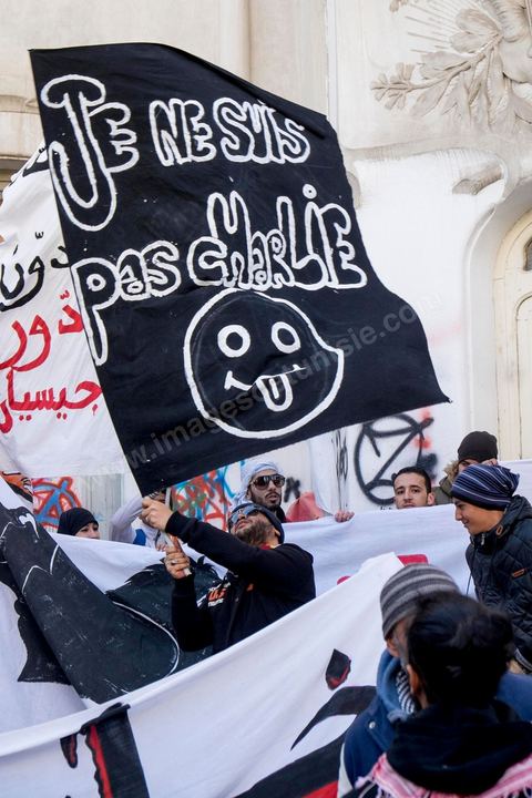 14 janvier 2015 : une petite cinquantaine de jeuens islamistes de la Ligue de Protection de Révolution du Kram sont venus agiter des banderoles "je ne suis pas Charlie" ou "Je suis Mohamed". Les Tunisiens célèbrent sur l'avenue Habib Bourguiba à Tunis le 4ème anniversaire de la révolution tunisienne qui a mené à la chute du président déchu Zine el Abdidine Ben Ali, le vendredi 14 janvier 2011 et son exil vers l’Arabie Saoudite. Entre les nombreux tunisiens venus marcher en famille sous un doux soleil, des regroupements très variés se répartissés l'avenue, famille de martyrs, partisans d'Hizbt Tahrir, d'Ennahdha ou d'El Watan, jeunesse islamiste des LPR, soutien à Sofiane et Nadhir, ...