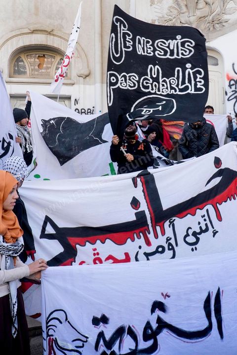 14 janvier 2015 : une petite cinquantaine de jeuens islamistes de la Ligue de Protection de Révolution du Kram sont venus agiter des banderoles "je ne suis pas Charlie" ou "Je suis Mohamed". Les Tunisiens célèbrent sur l'avenue Habib Bourguiba à Tunis le 4ème anniversaire de la révolution tunisienne qui a mené à la chute du président déchu Zine el Abdidine Ben Ali, le vendredi 14 janvier 2011 et son exil vers l’Arabie Saoudite. Entre les nombreux tunisiens venus marcher en famille sous un doux soleil, des regroupements très variés se répartissés l'avenue, famille de martyrs, partisans d'Hizbt Tahrir, d'Ennahdha ou d'El Watan, jeunesse islamiste des LPR, soutien à Sofiane et Nadhir, ...