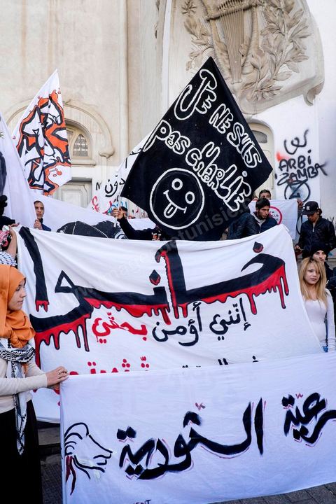 14 janvier 2015 : une petite cinquantaine de jeuens islamistes de la Ligue de Protection de Révolution du Kram sont venus agiter des banderoles "je ne suis pas Charlie" ou "Je suis Mohamed". Les Tunisiens célèbrent sur l'avenue Habib Bourguiba à Tunis le 4ème anniversaire de la révolution tunisienne qui a mené à la chute du président déchu Zine el Abdidine Ben Ali, le vendredi 14 janvier 2011 et son exil vers l’Arabie Saoudite. Entre les nombreux tunisiens venus marcher en famille sous un doux soleil, des regroupements très variés se répartissés l'avenue, famille de martyrs, partisans d'Hizbt Tahrir, d'Ennahdha ou d'El Watan, jeunesse islamiste des LPR, soutien à Sofiane et Nadhir, ...