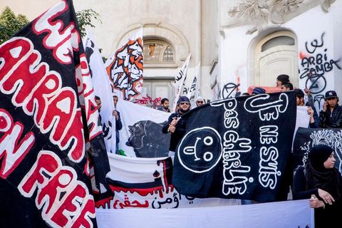 14 janvier 2015 : une petite cinquantaine de jeuens islamistes de la Ligue de Protection de Révolution du Kram sont venus agiter des banderoles "je ne suis pas Charlie" ou "Je suis Mohamed". Les Tunisiens célèbrent sur l'avenue Habib Bourguiba à Tunis le 4ème anniversaire de la révolution tunisienne qui a mené à la chute du président déchu Zine el Abdidine Ben Ali, le vendredi 14 janvier 2011 et son exil vers l’Arabie Saoudite. Entre les nombreux tunisiens venus marcher en famille sous un doux soleil, des regroupements très variés se répartissés l'avenue, famille de martyrs, partisans d'Hizbt Tahrir, d'Ennahdha ou d'El Watan, jeunesse islamiste des LPR, soutien à Sofiane et Nadhir, ...